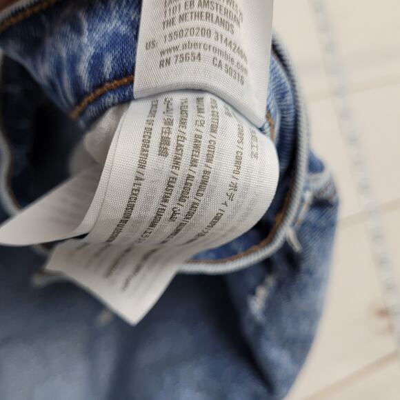 Abercrombie & Fitch The Mom high rise jeans distressed raw hem - Picture 6 of 9